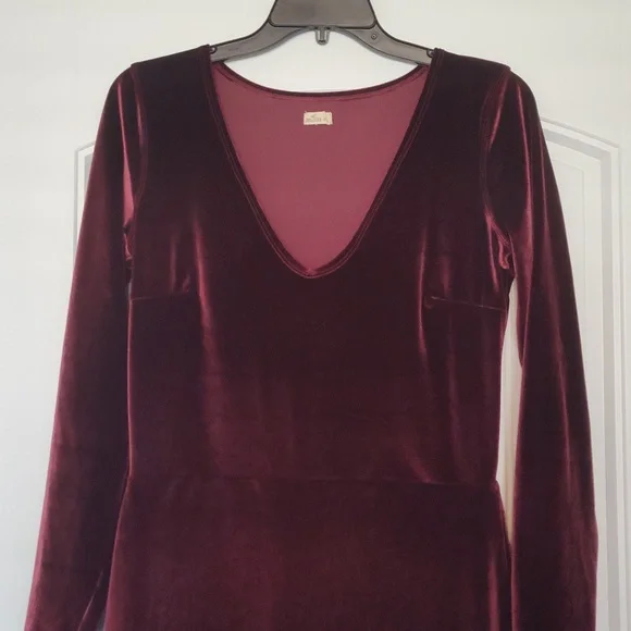Hollister Velvet Dress - Picture 2 of 7